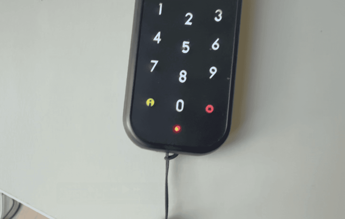 What does the red light on the audio guide mean? thumbnail
